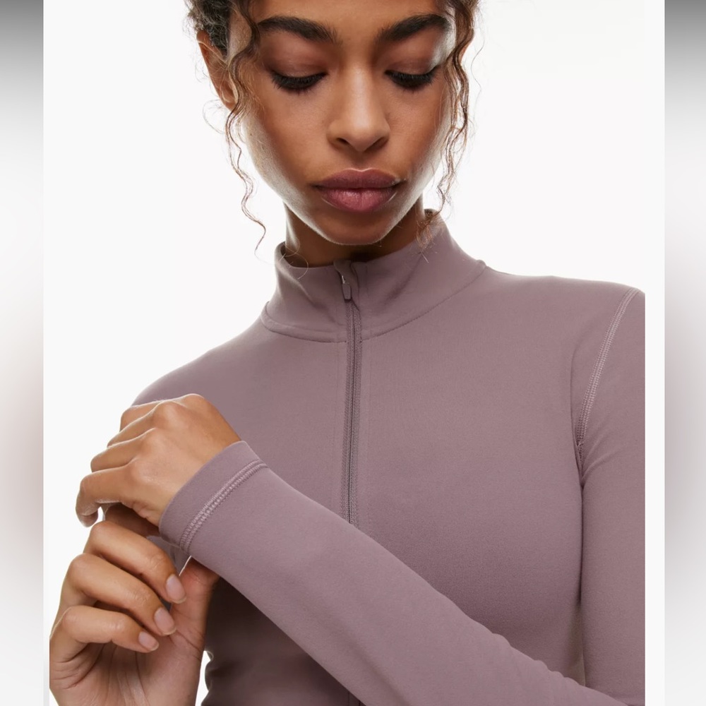 Gently worn TNAction BUTTER cropped limit zip up